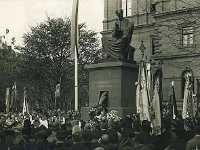 Akademički trg (današnji Trg Josipa Juraja Strossmayera) 1926. godine. Postavljanje spomenika Josipu Juraju Strossmayeru kipara Ivana Meštrovića,